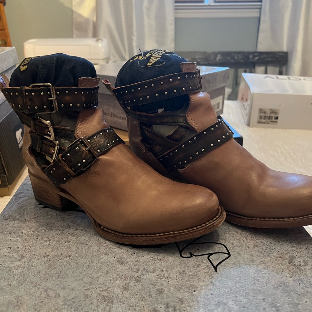2 Free Bird Women’s Shoes 7